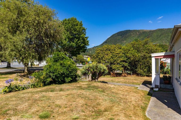 Photo of property in 65 Broadway, Picton, 7220