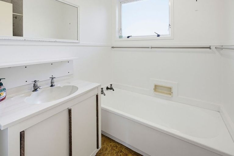 Photo of property in 5 Rewarewa Street, Owhata, Rotorua, 3010