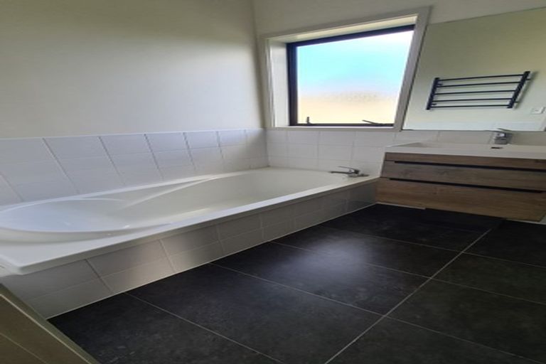 Photo of property in 12 Barnea Circle, Glen Eden, Auckland, 0602