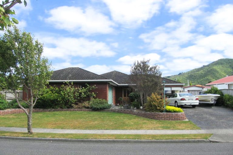 Photo of property in 11 Delaware Grove, Totara Park, Upper Hutt, 5018