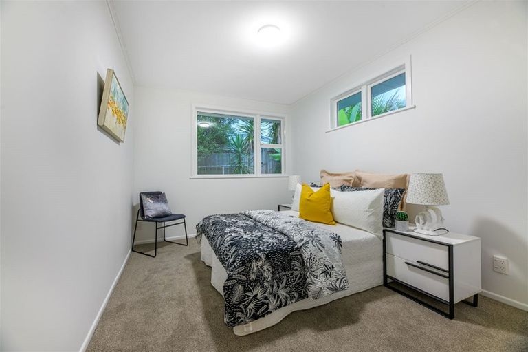 Photo of property in 8 Thuja Street, Green Bay, Auckland, 0604