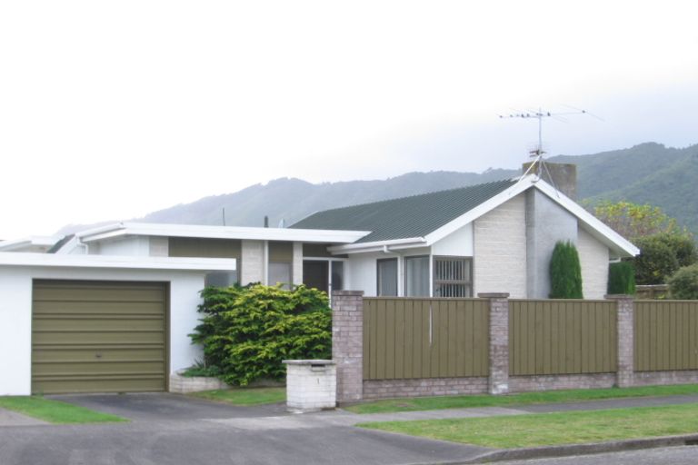 Photo of property in 1 Rewarewa Crescent, Waikanae, 5036