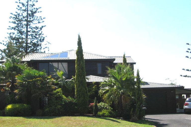 Photo of property in 15 Scarboro Terrace, Murrays Bay, Auckland, 0630
