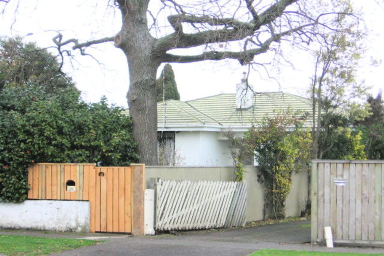 Photo of property in 120 Pahiatua Street, Hokowhitu, Palmerston North, 4410