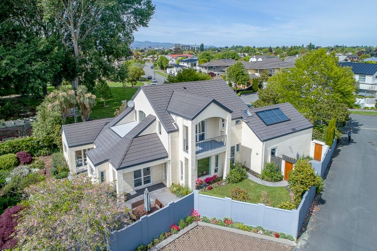 Photo of property in 30 Chateau Drive, Burnside, Christchurch, 8053