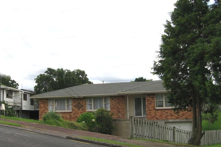 Property details for 8 Windermere Crescent, Blockhouse Bay, Auckland, 0600