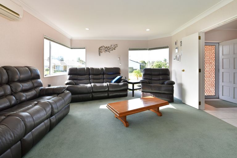 Photo of property in 1 Lakeside Drive, Orewa, 0931