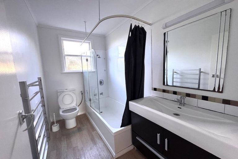 Photo of property in 135 Ruskin Road, Newlands, Wellington, 6037