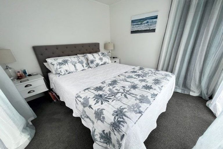 Photo of property in 48 The Esplanade, Eastern Beach, Auckland, 2012