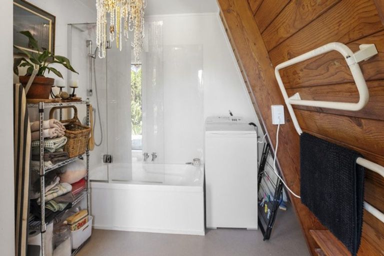 Photo of property in 4 Log Race Road, Piha, New Lynn, 0772