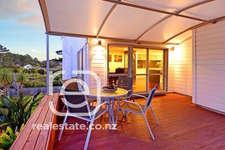 Photo of property in 16 Lakeridge Close, Northcross, Auckland, 0632