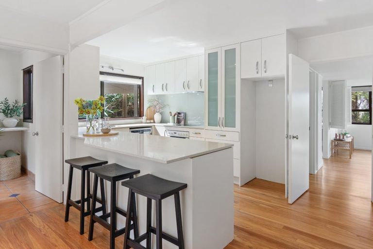 Photo of property in 33 Woodlands Crescent, Browns Bay, Auckland, 0630