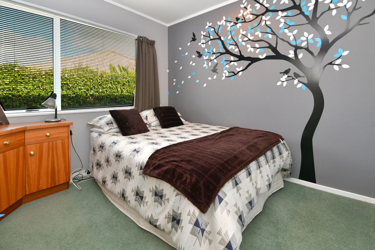 Photo of property in 1 Lakeside Drive, Orewa, 0931