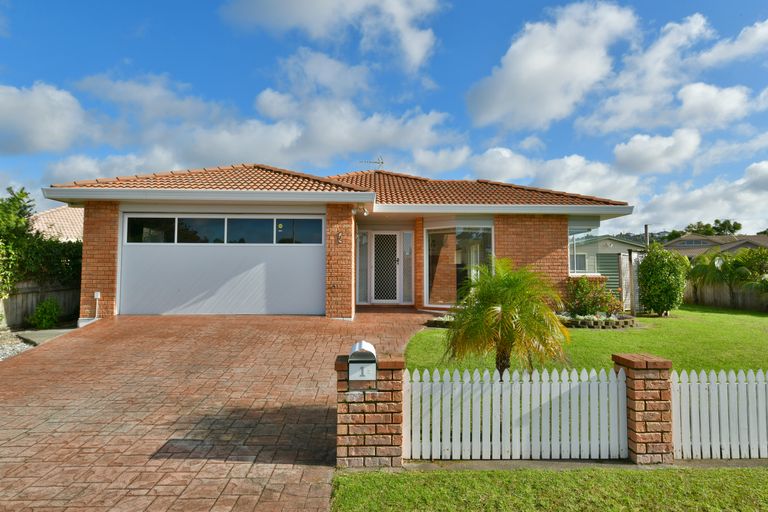 Photo of property in 1 Lakeside Drive, Orewa, 0931