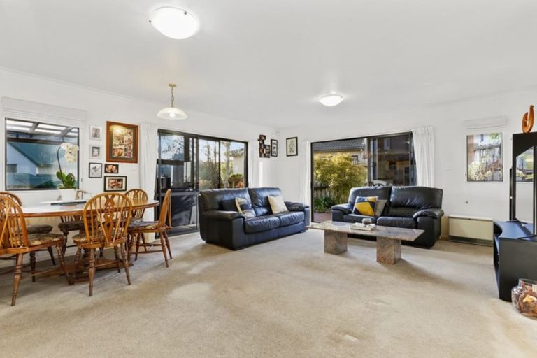 Photo of property in 4 Northcross Drive, Oteha, Auckland, 0632