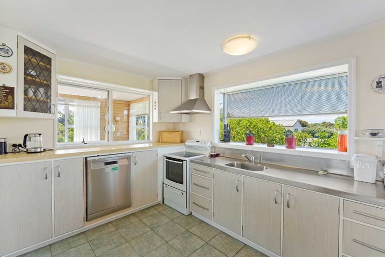 Photo of property in 10 Titoki Road, Waikanae Beach, Waikanae, 5036