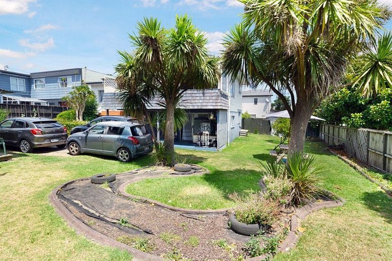 Photo of property in 3 Hillary Heights Avenue, Glendene, Auckland, 0602