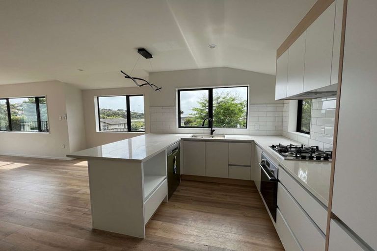 Photo of property in 20a Pipitea Place, Massey, Auckland, 0614