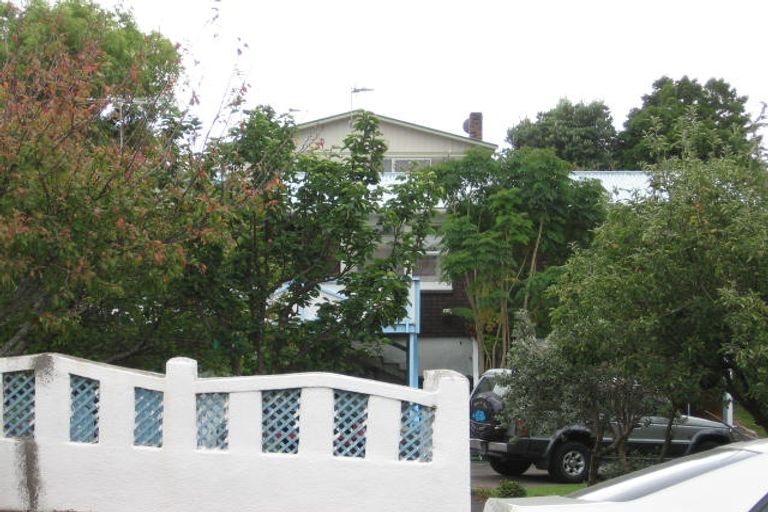 Photo of property in 176 Sunnynook Road, Totara Vale, Auckland, 0627