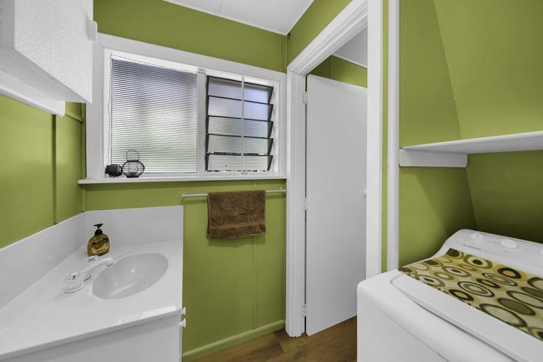 Photo of property in 37 Lake View Terrace, Moana, 7875