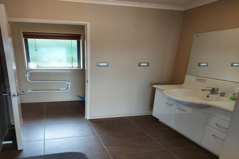 Photo of property in 50 Percy Kinsman Crescent, Riverstone Terraces, Upper Hutt, 5018