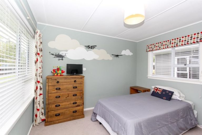 Photo of property in 18 Karaka Street, Merrilands, New Plymouth, 4312