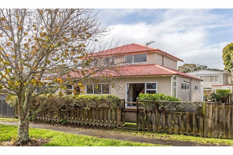 Photo of property in 2/26 Elliott Avenue, Bayview, Auckland, 0629