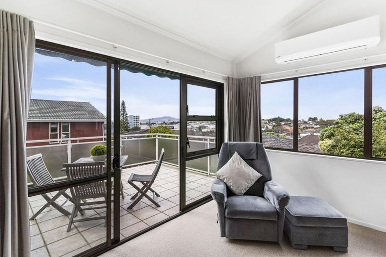 Photo of property in 20a East Coast Road, Milford, Auckland, 0620