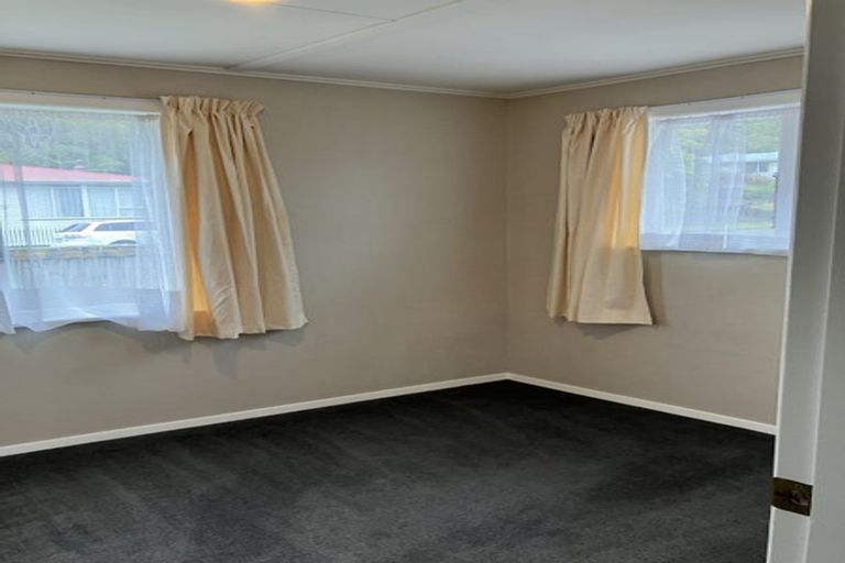 Photo of property in 8 Bird Grove, Stokes Valley, Lower Hutt, 5019