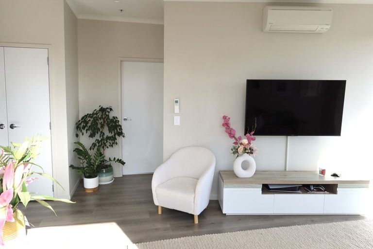 Photo of property in 3/22 Kerewhenua Crescent, Hobsonville, 0616