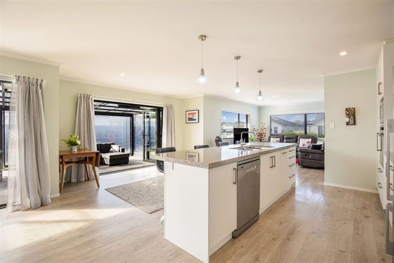 Photo of property in 4 Aporo Drive, Kumeu, 0810