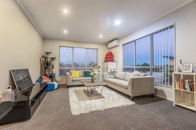 Photo of property in 8 Mcwhirters Farm Lane, Massey, Auckland, 0614