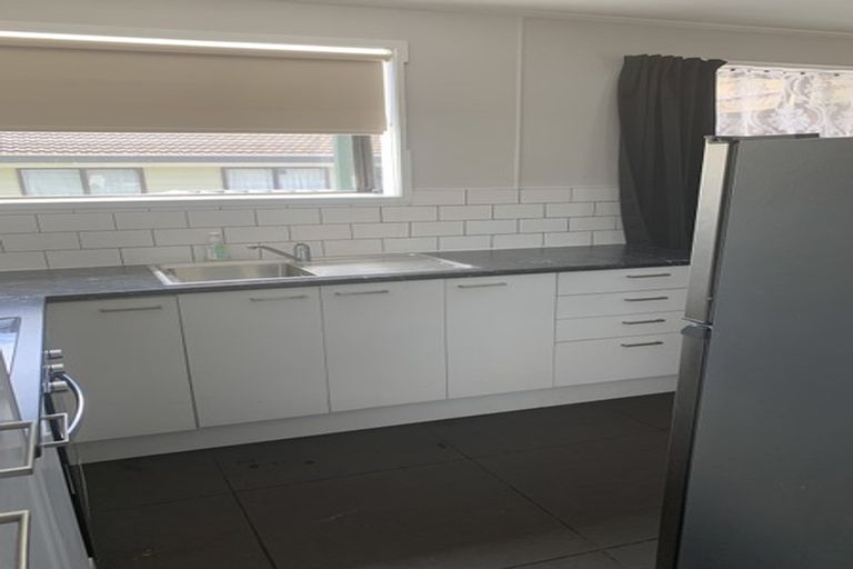 Photo of property in 2/4 Etherton Drive, Weymouth, Auckland, 2103