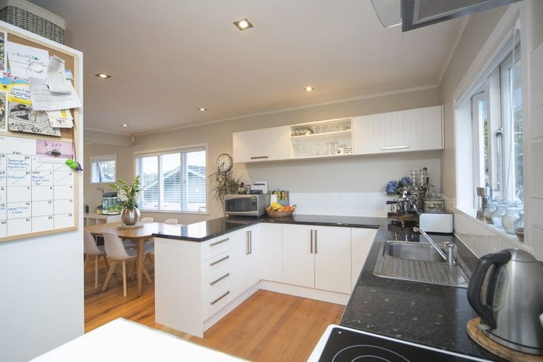 Photo of property in 70 Stottholm Road, Titirangi, Auckland, 0604