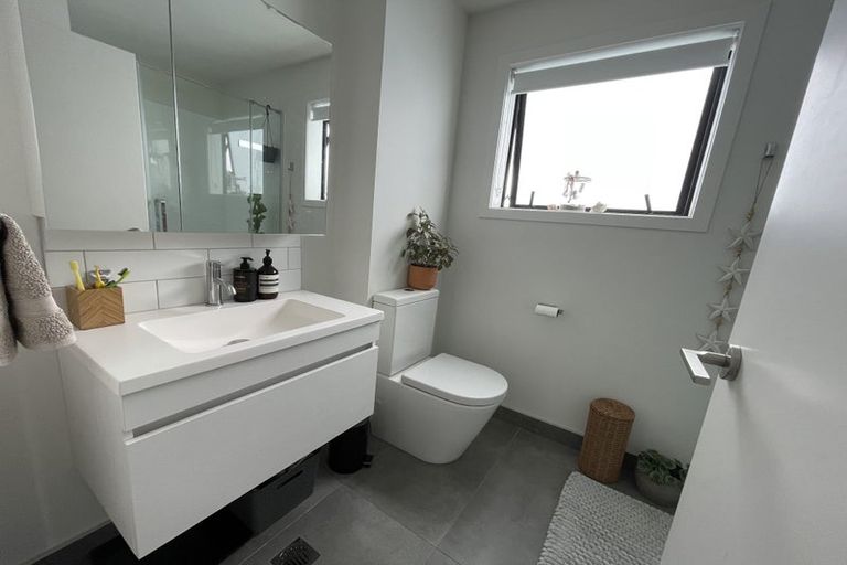 Photo of property in 5/35 Garadice Road, Rothesay Bay, Auckland, 0630