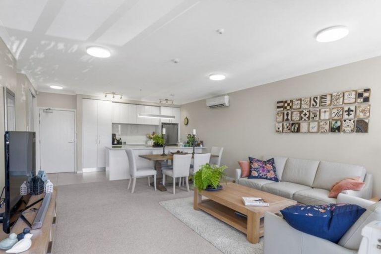 Photo of property in 6 Rewa Rewa Lane, Orewa, 0931