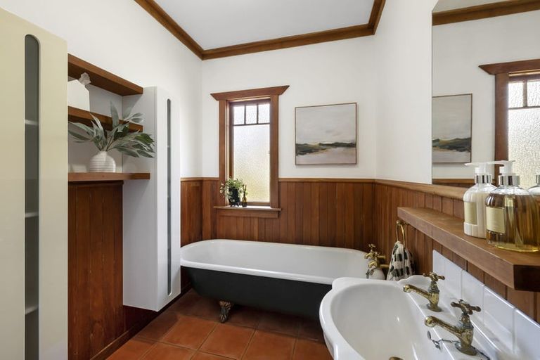 Photo of property in 32 Cutfield Road, New Plymouth, 4310