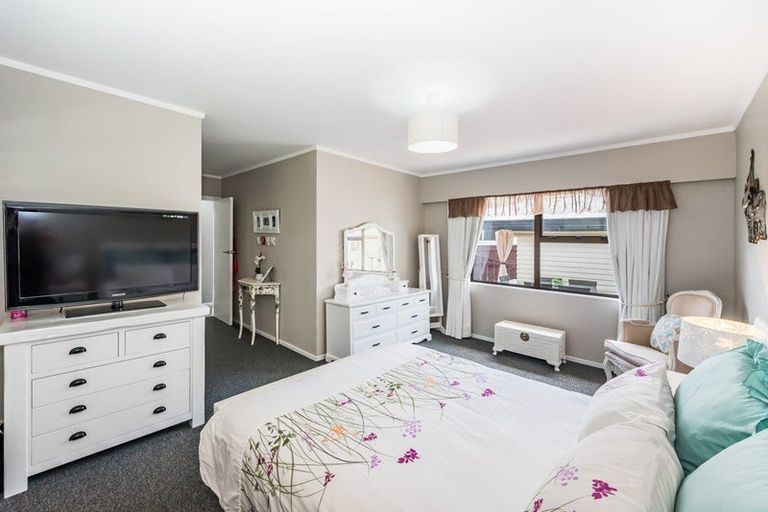 Photo of property in 42 Kaitawa Crescent, Paraparaumu, 5032