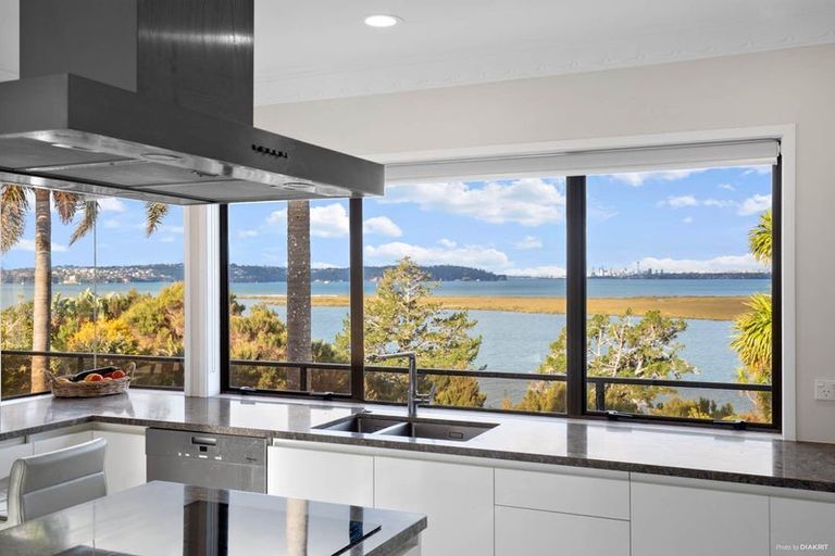 Photo of property in 51 Renoir Street, West Harbour, Auckland, 0618