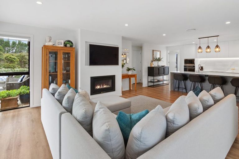 Photo of property in 9 Koiora Lane, Long Bay, Auckland, 0630