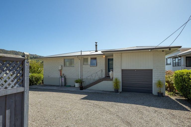 Photo of property in 23 Broadway, Picton, 7220