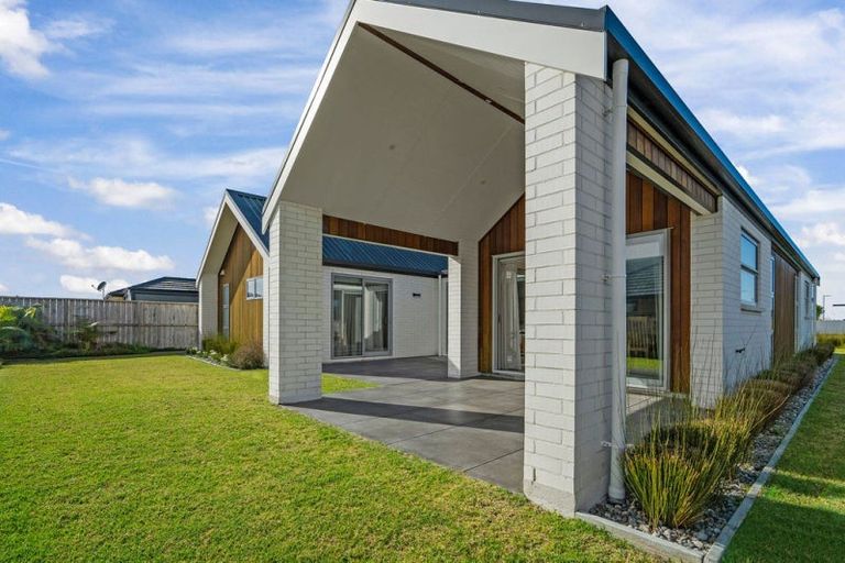 Photo of property in 1 Kaurinui Crescent, One Tree Point, 0118