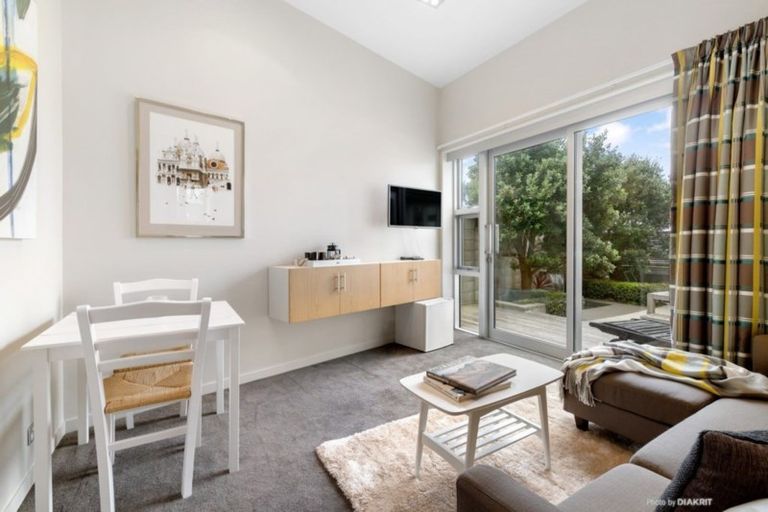 Photo of property in 21 Bendigo Grove, Newlands, Wellington, 6037