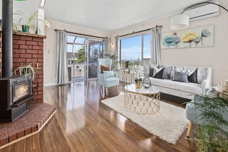 Photo of property in 16 Colin Wild Place, Glenfield, Auckland, 0629