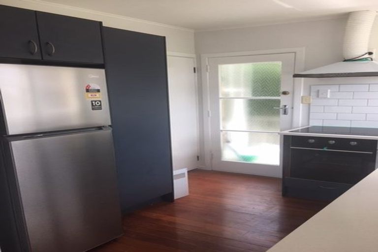 Photo of property in 68 Gladstone Road, Northcote, Auckland, 0627