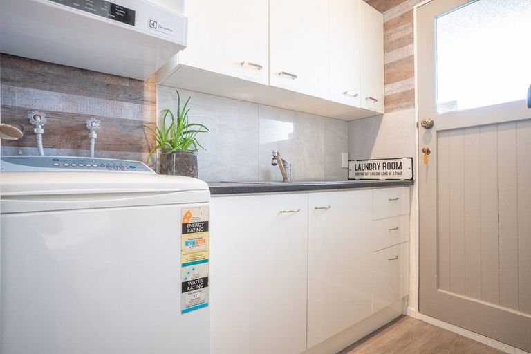 Photo of property in 42 Suzanne Grove, Kelvin Grove, Palmerston North, 4414