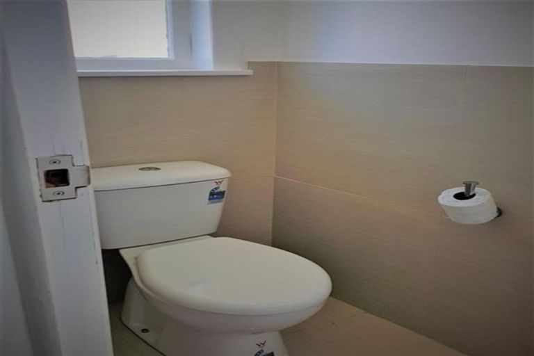 Photo of property in 1/166 Lake Road, Northcote, Auckland, 0627