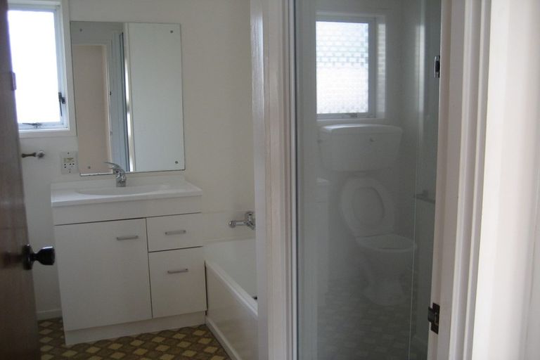 Photo of property in 2/14 Trafalgar Road, Milford, Auckland, 0620