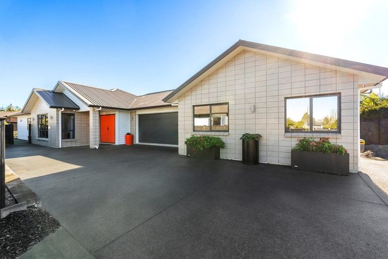 Photo of property in 14 Leebank Crescent, Riverhead, 0820