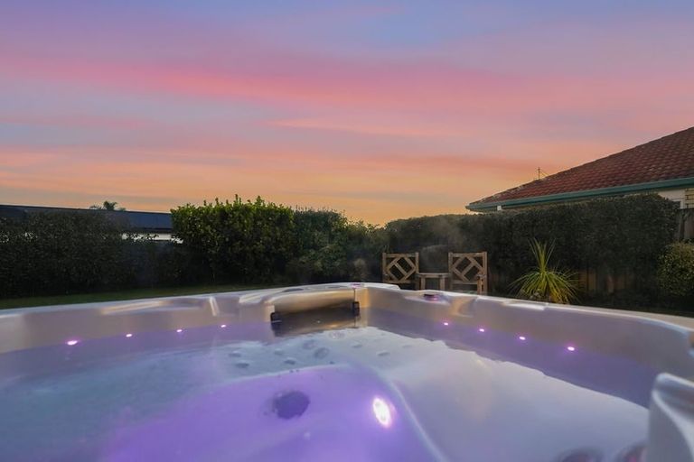 Photo of property in 40 Mcleod Place, Papamoa Beach, Papamoa, 3118
